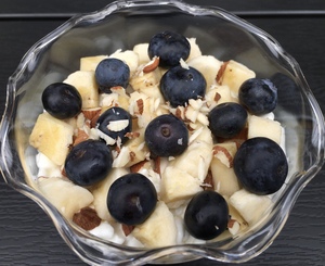 Hytteostdessert med banan og blåbær