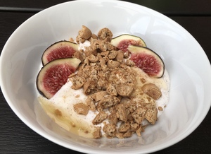 Græsk yoghurt med pebernødder og figen