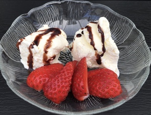 Vanilleis med jordbær og chokoladesirup