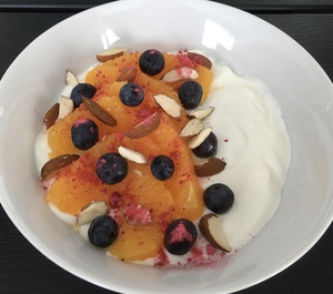 Græsk yoghurt med appelsin og blåbær