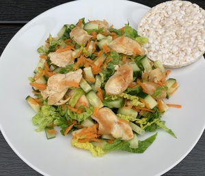Kyllingesalat med agurk og gulerod