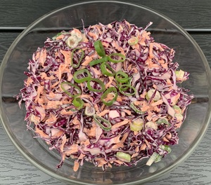 Rød coleslaw med forårsløg
