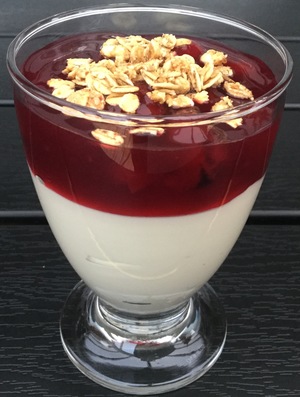 Græsk yoghurt med kirsebærsauce