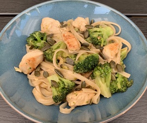 Kylling med broccoli og nudler