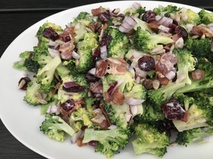 Broccolisalat med bacon og tranebær