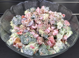 Broccolisalat med bacon og peberfrugt