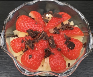Hytteostdessert med ananas og jordbær