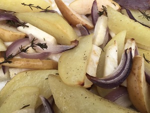 Kartoffelfad med løg, selleri og æble