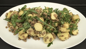 Kartoffelsalat med rucola og linser