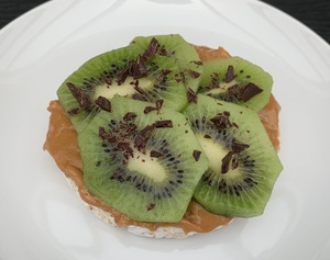 Riskiks med peanutbutter og kiwi