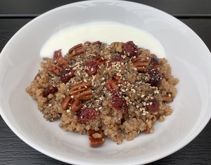 Quinoagrød med kanel og pekannødder