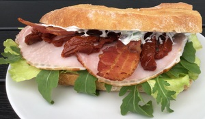 Sandwich med hamburgerryg og bacon