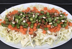 Spidskålssalat med gulerødder og asparges