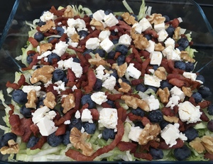 Icebersalat med bacon, blåbær og feta