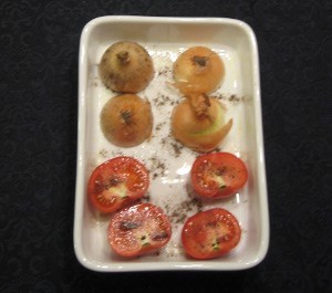Løgene og tomaterne før tilberedning