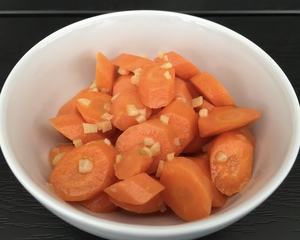 Smørstegte gulerødder med hvidløg