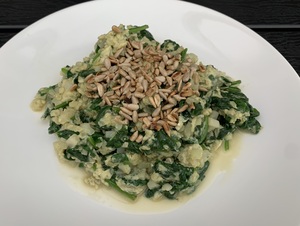 Scrambled eggs med blomkål og spinat