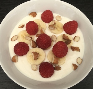 Græsk yoghurt med hindbær og banan