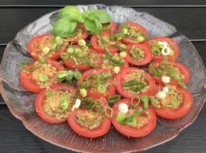 Tomatsalat med grøn pesto