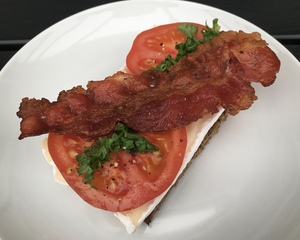 Brie med tomat og bacon
