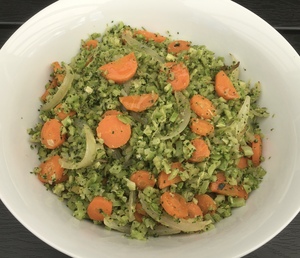 Broccoliris med løg og gulerødder