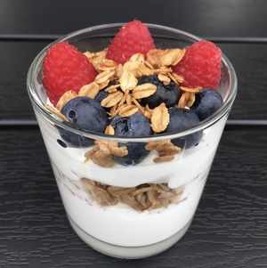 Græsk yoghurt med ahornristede havregryn og bær
