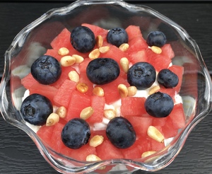 Hytteostdessert med vandmelon og blåbær