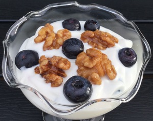 Græsk yoghurt med blåbær og glaserede valnødder