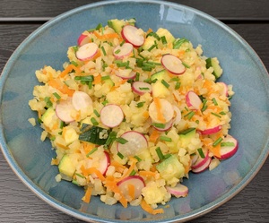 Blomkålsris med gulerod, squash og radiser
