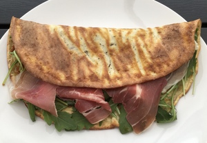 Hytteostwrap med parmaskinke og mozzarella