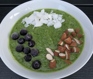 Smoothiebowl med ananas og basilikum