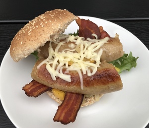 Medisterburger med løg og bacon