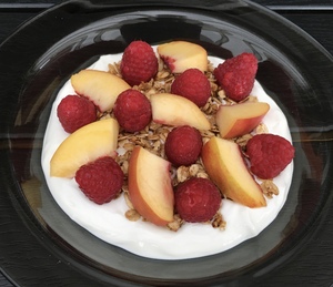 Græsk yoghurt med nektarin og hindbær
