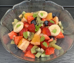 Frugtsalat med jordbær og banan