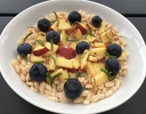 Rice krispies med nektarin og blåbær