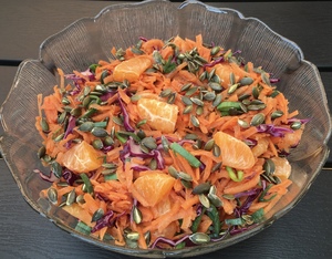 Gulerodssalat med rødkål og klementin