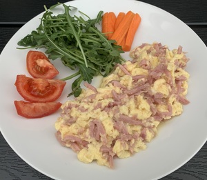 Scrambled eggs med skinkestrimler