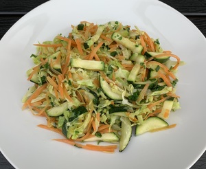 Spidskål med squash og gulerod
