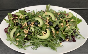 Salat med agurk og blåbær