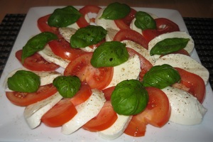 Tomatsalat med mozzarella og basilikum