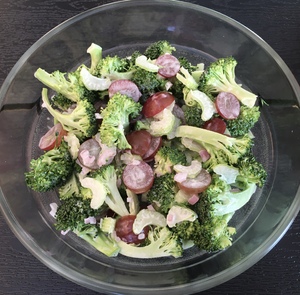 Broccolisalat med vindruer og bladselleri