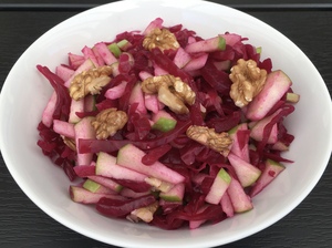 Salat med rød sauerkraut