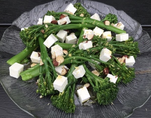Broccolini med feta og hasselnødder