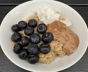 Quinoagrød med kokosmælk og kardemomme