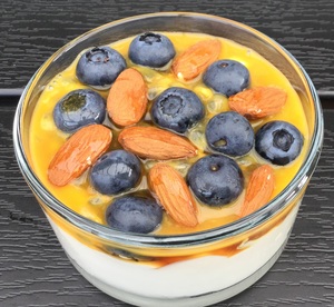 Græsk yoghurt med passionsfrugt og blåbær