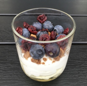 Græsk yoghurt med brunkager og blåbær