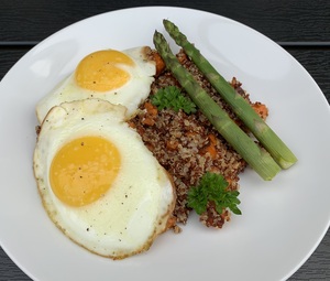 Spejlæg med quinoa og sød kartoffel