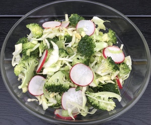 Spidskålssalat med broccoli og radiser