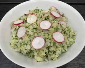 Blomkålsris med squash, radiser og dild