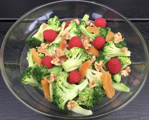 Broccolisalat med hindbær og abrikoser